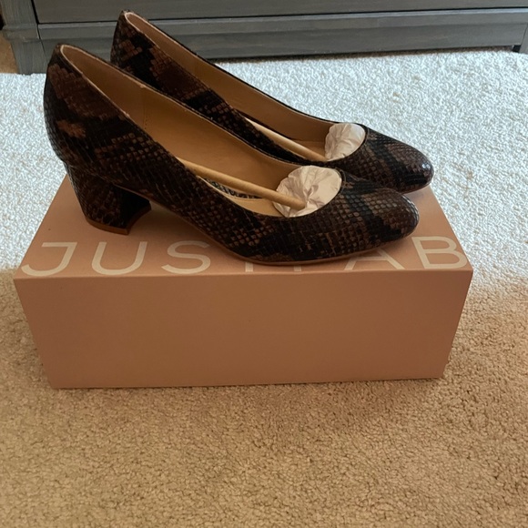NIB JustFab Brown Snakeskin Chunky Heeled Pumps - Picture 6 of 8